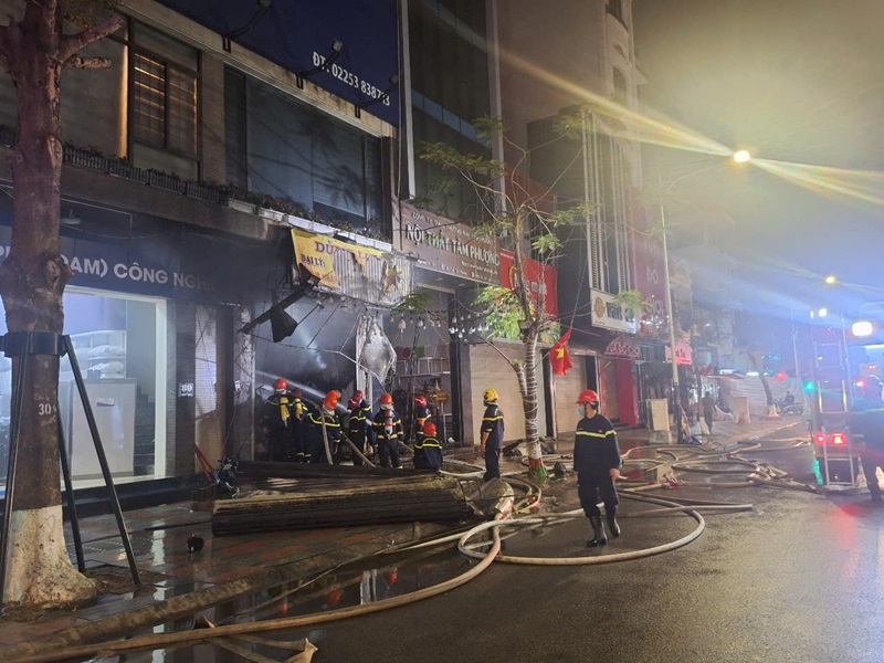 Đội Cảnh sát PCCC Công an quận Hồng Bàng kịp thời dập tắt vụ cháy nhà dân ở số 79 Quang Trung